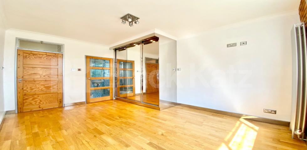 			VIRTUAL TOUR AVAILABLE!, 2 Bedroom, 1 bath, 1 reception Apartment			 Cruikshank Street, ANGEL-KINGS CROSS